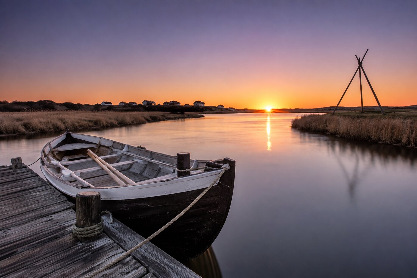 Ein traditionelles Holzboot bei Nymindegab im Sonnenuntergang