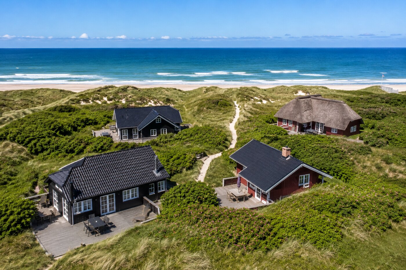 Sommerhuse i klitterne ved Søndervig med Vesterhavet bagved