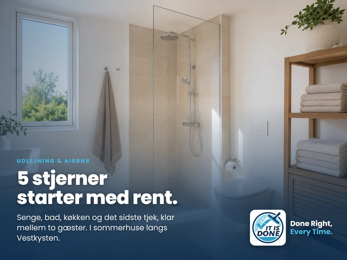 Rent badevaerelse i udlejningsbolig med foldede haandklaeder, klar til naeste gaest